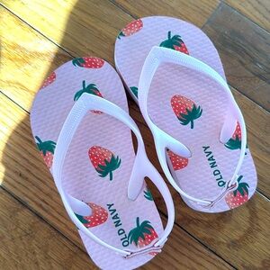 Old navy strawberry 🍓 flip flops size 7